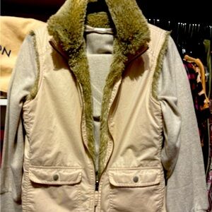 Old Navy, reversible, faux fur, size medium
Buttercream beige cotton, taupe fur
